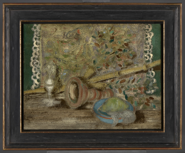 obraz - Na ciemnozielonym tle zawieszona jest barwna serweta z kwiatowym wzorem, obrębiona białą koronkową nicią (kordonkiem?). Przed nią, na drewnianym stole widać, w pozornym nieładzie, przedmioty: od lewej stoi besaminka (balsaminka), dalej leży przewrócony brązowy pojedynczy świecznik. Na pierwszym planie pośrodku, z prawej na małym niebieskim z ozdobną pomarańczowo-czerwoną linią talerzyku deserowym, nakrytym białą serwetką leży owoc cytrusowy (etrog). W głębi, na tle serwety umieszczony prawie poziomo, przecinający kompozycję obrazu, wąski, ciasno skręcony bukiet (lulaw), obok leży gałązka mirtu.Faktura obrazu, dzięki użyciu piasku, mocnym impastom i wydrapanym w farbie liniom jest wyrazista, ornamentalna i zróżnicowana.