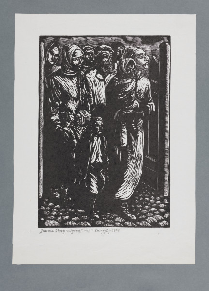 scena rodzajowa - Grupa kobiet, dzieci, mężczyzn przechodząca przez otwartą, drewnianą bramę. Na czele, ujęte w całej postaci: od lewej idzie kobieta w chustce na głowie, tuląca do siebie dwoje dzieci. Przed nią idzie chłopiec. Z prawej idzie kobieta z gołą, podniesioną głową, na ręku niesie dziecko otulone chustą, w lewej ręce trzyma kankę. Za nimi, w głębi, od lewej widoczne twarze kobiety w chustce na głowie, dwóch brodatych mężczyzn w czapkach na głowie, w głębi widoczne lekko zarysowane inne twarze. Droga wybrukowana.