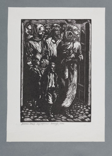 scena rodzajowa - Grupa kobiet, dzieci, mężczyzn przechodząca przez otwartą, drewnianą bramę. Na czele, ujęte w całej postaci: od lewej idzie kobieta w chustce na głowie, tuląca do siebie dwoje dzieci. Przed nią idzie chłopiec. Z prawej idzie kobieta z gołą, podniesioną głową, na ręku niesie dziecko otulone chustą, w lewej ręce trzyma kankę. Za nimi, w głębi, od lewej widoczne twarze kobiety w chustce na głowie, dwóch brodatych mężczyzn w czapkach na głowie, w głębi widoczne lekko zarysowane inne twarze. Droga wybrukowana.