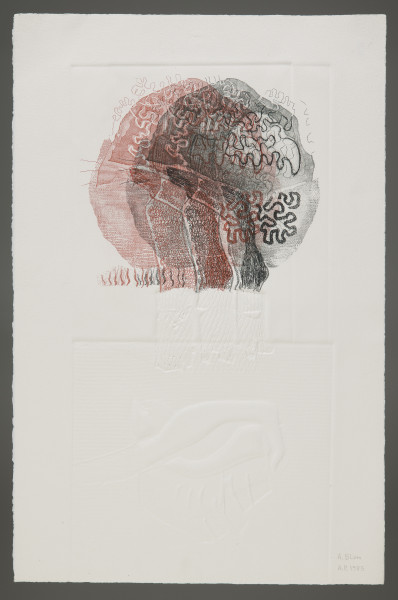 kompozycja abstrakcyjna - Wertykalna abstrakcja wykonana w dwóch technikach, co determinuje jej kompozycję i kolorystykę. W środkowej części, widać szeroki, pionowy, prostokątny kształt wyciśnięty w białym kartonie tła. Prostokąt został podzielony na równe dwie części: dolna odciśnięta w regularny wzór drobnych, poziomych pasków, ma w części środkowej widoczny wyraźnie element o nieregularnym kształcie (granice powojennej Polski?). Część górna składa się z mocno odciśniętych pionowych, szerokich pasów. Na te pasy, centralnie, został nałożony ceglasto-czarny kulisty wzór z elementami zgeometryzowanej spirali u góry, 3 pionowymi, falującymi pasami biegnącymi od środka ku dołowi oraz drobnym kreskowaniem u dołu (drzewa w pejzażu?).