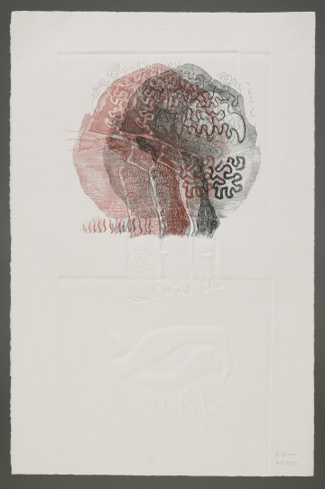 kompozycja abstrakcyjna - Wertykalna abstrakcja wykonana w dwóch technikach, co determinuje jej kompozycję i kolorystykę. W środkowej części, widać szeroki, pionowy, prostokątny kształt wyciśnięty w białym kartonie tła. Prostokąt został podzielony na równe dwie części: dolna odciśnięta w regularny wzór drobnych, poziomych pasków, ma w części środkowej widoczny wyraźnie element o nieregularnym kształcie (granice powojennej Polski?). Część górna składa się z mocno odciśniętych pionowych, szerokich pasów. Na te pasy, centralnie, został nałożony ceglasto-czarny kulisty wzór z elementami zgeometryzowanej spirali u góry, 3 pionowymi, falującymi pasami biegnącymi od środka ku dołowi oraz drobnym kreskowaniem u dołu (drzewa w pejzażu?).