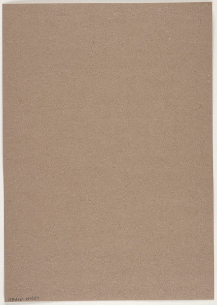 fotografia - Barwna odbitka fotograficzna utrzymana w stonowanych kolorach, która przedstawia fragment większej, horyzontalnej kompozycji niemal równo podzielonej na dwie części. Górną połowę stanowią nieregularne, obłe przeplatające się kształty w różnych odcieniach brązu. Elementy te leżą na podłożu, które wyznacza poziomą oś zdjęcia. Podłoże jest przykryte białą tkaniną, której zwisający brzeg jest widoczny u dołu fotografii, ale nie dochodzi do jej dolnej krawędzi - pozostaje niewielki prześwit sugerujący, że uwidoczniona na zdjęciu kompozycja jest przestrzenna. Tkanina ozdobiona jest u dołu pasem białego haftu z hebrajskimi napisem. Odbitka fotograficzna została wykonana z wąską, białą ramką.