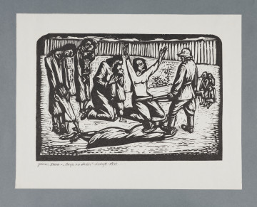 scena rodzajowa - Scena na ulicy przedstawia odbieranie dzieci matkom przez żołnierza z karabinem. Z lewej strony dwie kobiety (stojące) i jedna klęcząca kobieta tulą do siebie swoje dzieci. Obok nich klęczy kobieta z rękami uniesionymi do góry. Przed nią stoi mężczyzna w niemieckim mundurze, w opuszczonych rękach trzyma karabin. U jego stóp leży kobieta obejmująca rękami nogi żołnierza. Z prawej, w głębi stoi grupka trojga dzieci tulących się do siebie. W tle drewniany płot.