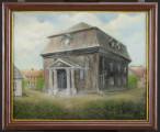 Widok na duży drewniany budynek (synagogę w Kórniku) w wiosennym pejzażu. Budynek z wysokim, mansardowym dachem i kolumnowym portykiem. Budynek piętrowy, w dachu trzy lukarny. W fasadzie trzy okna (jedno częściowo zakryte przez portyk), w bocznej elewacji (z prawej strony) potrójny rząd okien na dole i na górze. Tuż przy krawędzi budynku niewielkie, boczne wejście, po schodkach. Wysunięty do przodu portyk, zwieńczony trójkątnym frontonem, z dwoma kolumnami po każdej stronie, osłania główne wejście do budynku.
W głębi, po obu  stronach budynku znajdują się niskie domy o spadzistych dachach, z kominami, krytych czerwoną dachówką. Są otoczone drewnianymi płotami. Przy domach rosną drzewa (z obu stron drewnianego budynku) z niewielkimi koronami w kolorze jasnej zieleni. Na pierwszym planie pas ciemnej zieleni, trawy i niskich krzewów. Niebo jasnoniebieskie, z białymi chmurami. Obrysy budynków, kominy, drzewa nakreślone cienko czarną farbą.
Obraz w ramie.