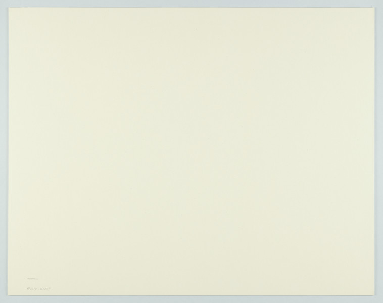 portret fotograficzny - Fotografia barwna skadrowana poziomo przedstawiająca portret kobiety ujętej w 3/4 postaci. Portretowana o jasnych włosach sięgających ramion, ubrana jest w ciemnoniebieską bluzkę o długich rękawach zsuniętych pod łokcie i jasnoniebieskie spodnie. Kobieta siedzi na czerwonym krześle (widać jedynie zarys oparcia) we wnętrzu na tle narożnika białej ściany i dużego okna, trzyma ręce skrzyżowane na kolanach, patrzy w bok. Na ścianie, po lewej stronie postaci jest widoczny duży kaloryfer żeberkowy.  Za oknem widać niewyraźne zarysy krajobrazu.