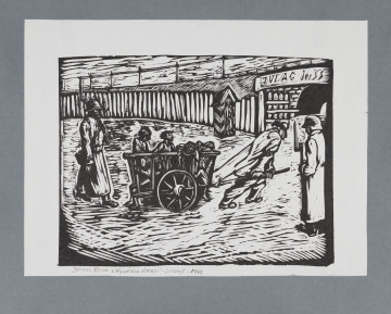 scena rodzajowa - Ulica w mieście. Środkiem brukowanej ulicy w kierunku bramy-wiaduktu mężczyzna ciągnie drabiniasty wóz pełen dziećmi – siedzących, stojących. Za wozem idzie żołnierz w szynelu. Obok, na pierwszym planie z prawej stoi żołnierz w szynelu, na głowie ma hełm, w lewym ręku trzyma karabin. W tle drewniany płot, nasyp kolejowy, wiadukt. Nad wiaduktem napis: „Julag der SS”. Przed wiaduktem, z lewej stoi budka wartownicza. 