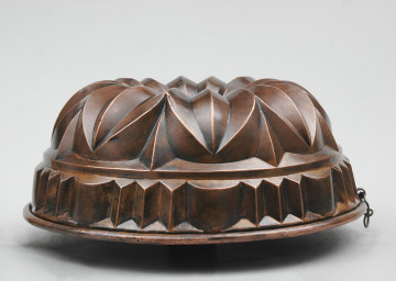 strona pierwsza - ujęcie z boku. Naczynie o półkolistym kształcie. Powierzchnia płaszcza rozdzielona w połowie wysokości uskokiem.