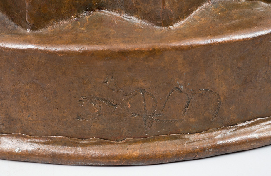 zbliżenie na napis arabski (?) na cokoliku