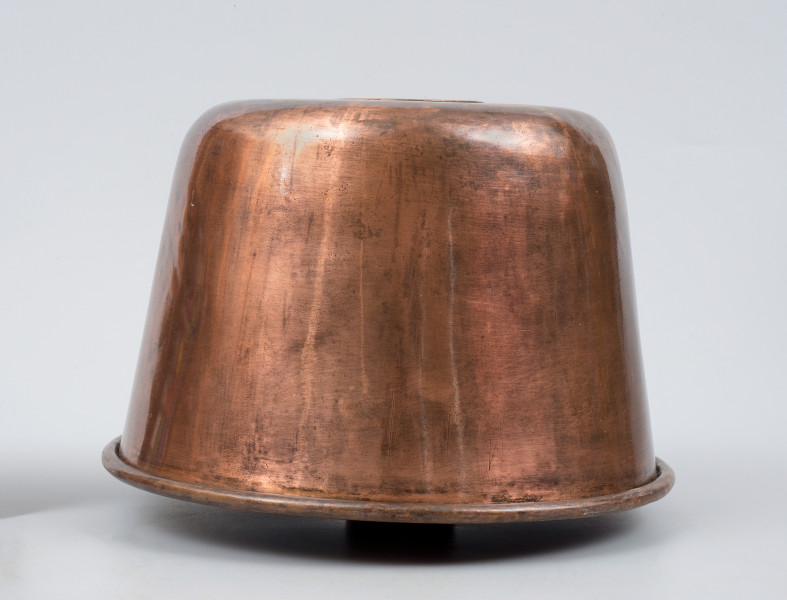 strona trzecia. Ujęcie z boku, gdy zaczep z kółkiem do powieszenia naczynia niewidoczny.