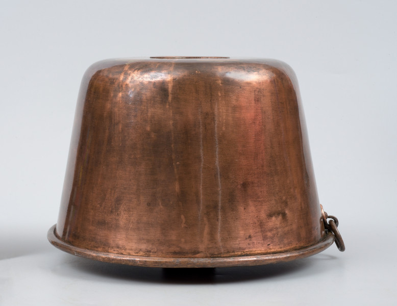 strona czwarta. Ujęcie z zaczepem z kółkiem do powieszenia po prawej stronie.