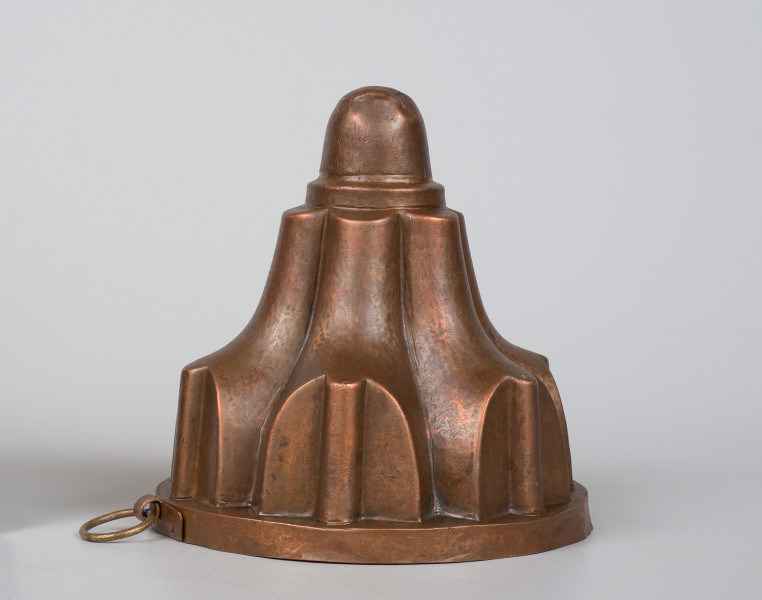 strona pierwsza. Ujęcie z przymocowanym do cokolika uchwytem i kółkiem do zawieszenia po lewej.