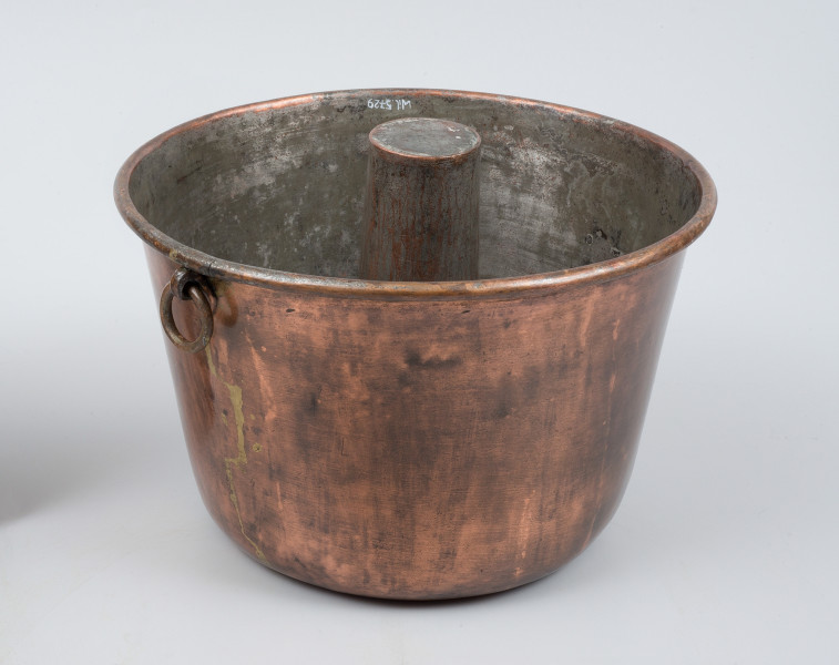 ujęcie 3/4 z dołu - przy ustawieniu spodem do góry. Przy brzegu naczynia, od strony wewnętrznej, numer inwentarzowy.