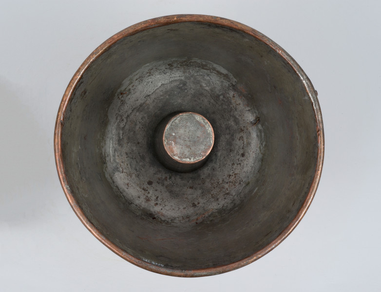 ujęcie z dołu. Wnętrze naczynia bielone, bez dekoracji.