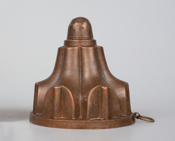 strona trzecia. Ujęcie z przymocowanym do podstawy uchwytem i kółkiem do zawieszenia po prawej.