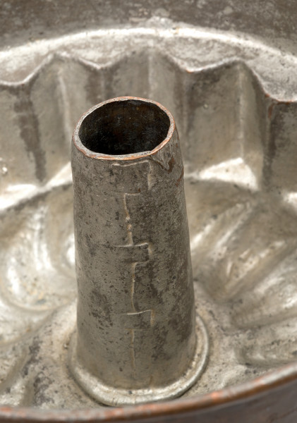 zbliżenie na ryty na kominku