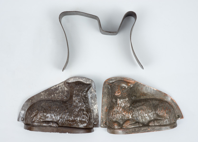 ujęcie na sprężynę i rozłożone części od strony zewnętrznej (przód i tył)