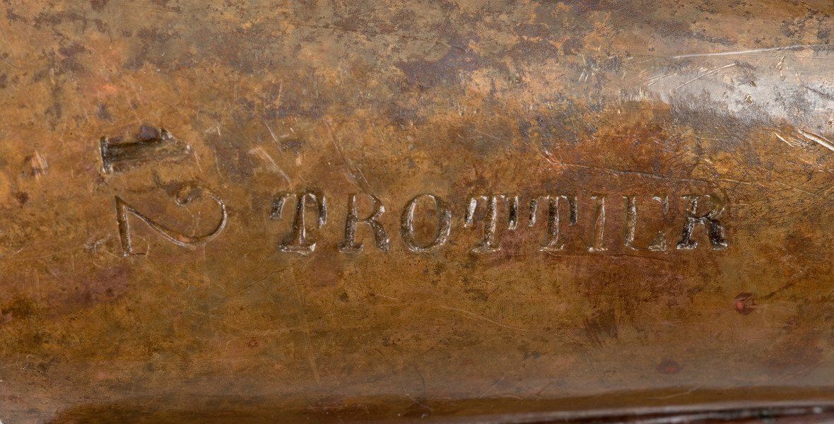 zbliżenie na cyfrę 12 i napis Trottie