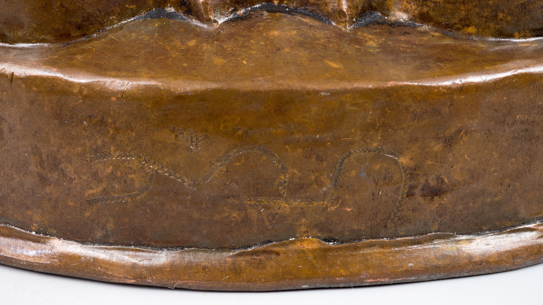 zbliżenie na arabski napis na cokoliku