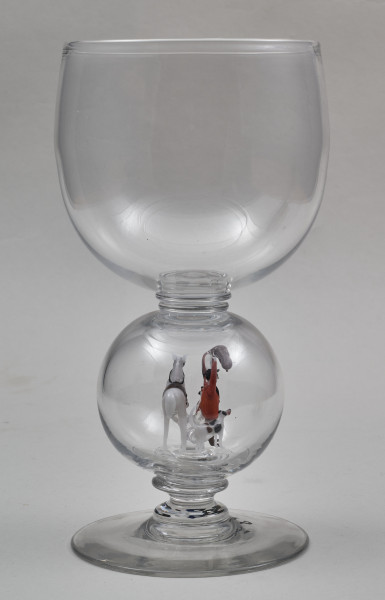 Kielich w typie „Römer”. Posiada półkolistą czaszę z cylindrycznym zwężeniem u góry. Charakterystyczny jest nodus w kształcie kuli. Kielich zakończony jest okrągłą, gładką stopą.