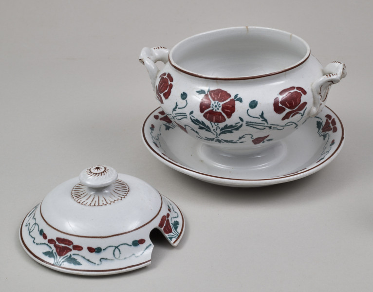 Sosjerka – niewielkie, fajansowe naczynie do sosów, założone na planie koła, składające się z pękatej wazki, jednorodnie połączone z miseczkowatą podstawką w rodzaju spodka i kopulastej pokrywki mającej wcięcie na łyżkę