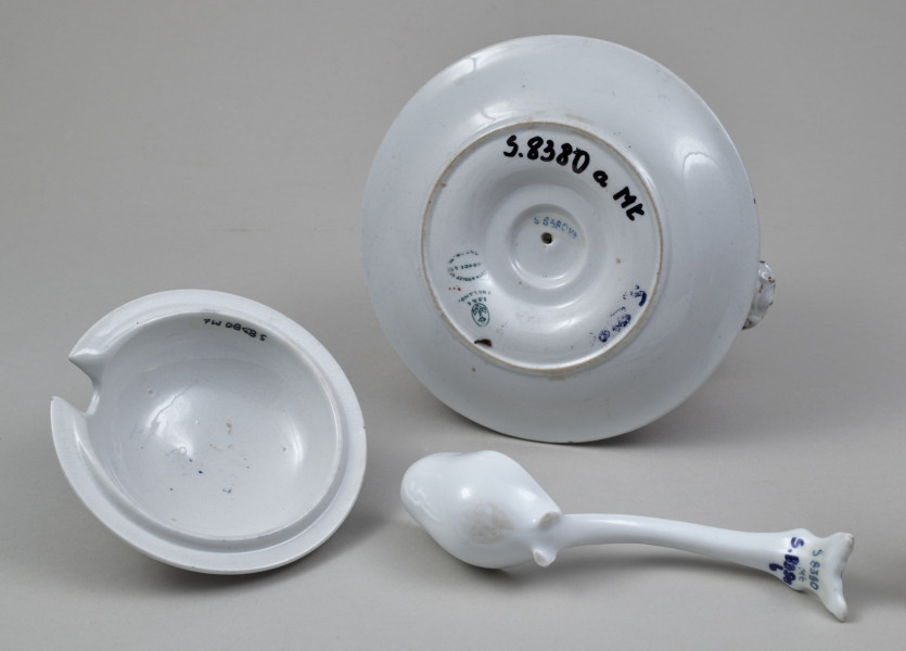 Sosjerka – niewielkie, fajansowe naczynie do sosów, założone na planie koła, składające się z pękatej wazki, jednorodnie połączone z miseczkowatą podstawką w rodzaju spodka i kopulastej pokrywki mającej wcięcie na łyżkę