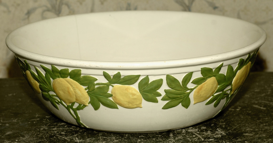 Miednica toaletowa, zdobiona gałązkami i owocami