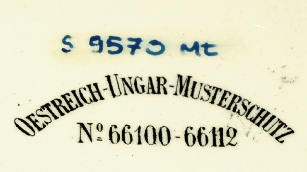 Urynał zdobiony gałązkami i owocami cytryny. Spód, widok na nazwę firmy i numer seryjny