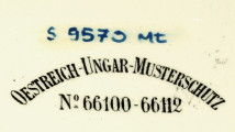 Urynał zdobiony gałązkami i owocami cytryny. Spód, widok na nazwę firmy i numer seryjny