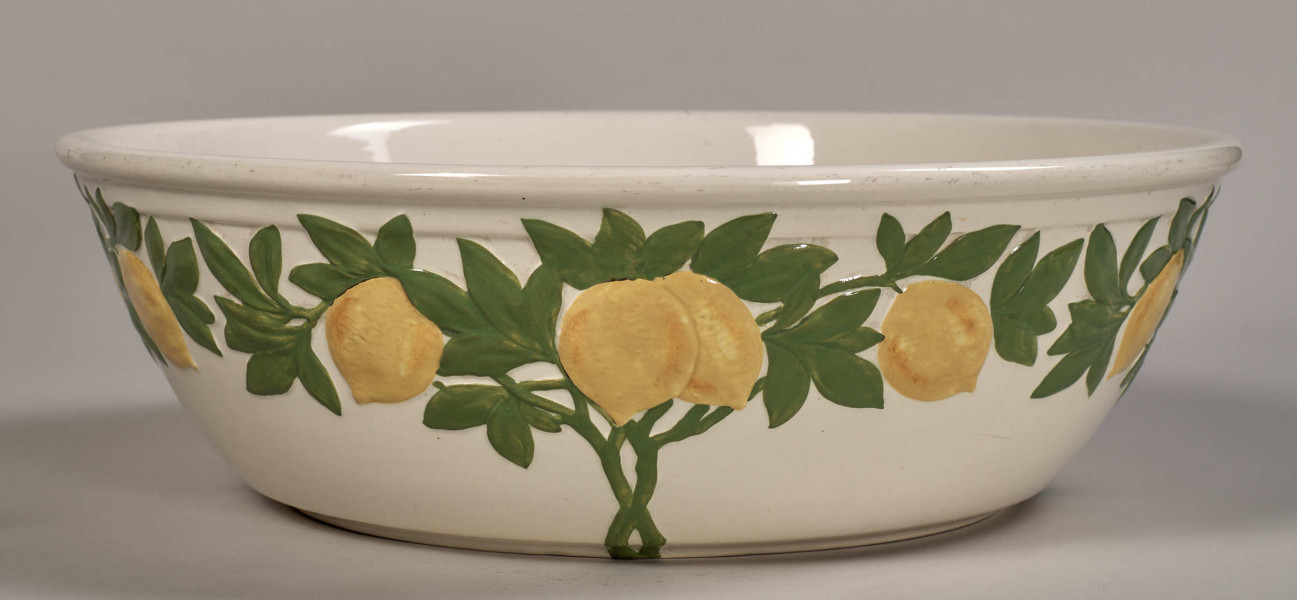 Miednica toaletowa, zdobiona gałązkami i owocami