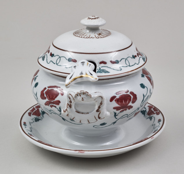 Sosjerka – niewielkie, fajansowe naczynie do sosów, założone na planie koła, składające się z pękatej wazki, jednorodnie połączone z miseczkowatą podstawką w rodzaju spodka i kopulastej pokrywki mającej wcięcie na łyżkę