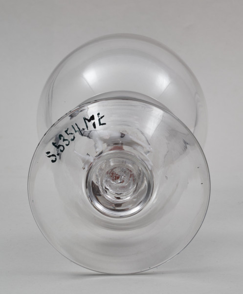 Kielich w typie „Römer”. Posiada półkolistą czaszę z cylindrycznym zwężeniem u góry. Charakterystyczny jest nodus w kształcie kuli. Kielich zakończony jest okrągłą, gładką stopą. Stopa i czara połączone są z nodusem pierścieniami. W nodus wtopiona jest scena myśliwska.