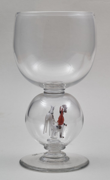 Kielich w typie „Römer”. Posiada półkolistą czaszę z cylindrycznym zwężeniem u góry. Charakterystyczny jest nodus w kształcie kuli. Kielich zakończony jest okrągłą, gładką stopą. Stopa i czara połączone są z nodusem pierścieniami. W nodus wtopiona jest scena myśliwska.