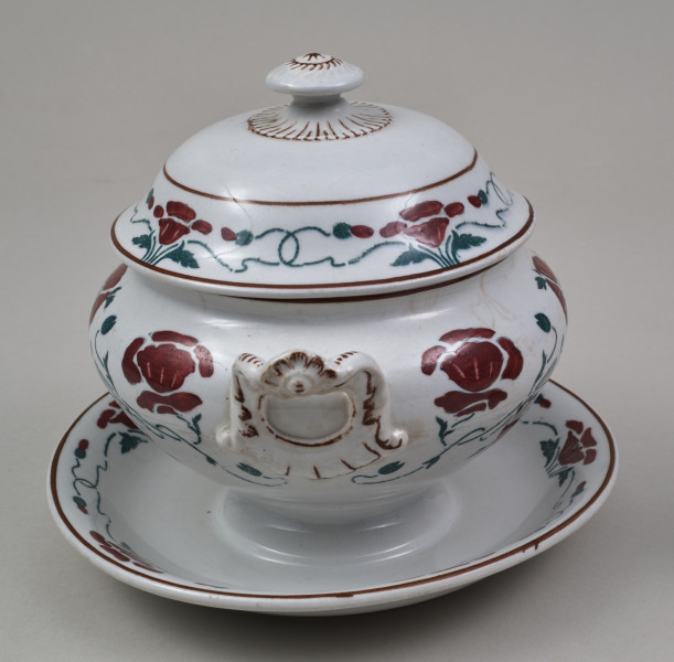 Sosjerka – niewielkie, fajansowe naczynie do sosów, założone na planie koła, składające się z pękatej wazki, jednorodnie połączone z miseczkowatą podstawką w rodzaju spodka i kopulastej pokrywki mającej wcięcie na łyżkę