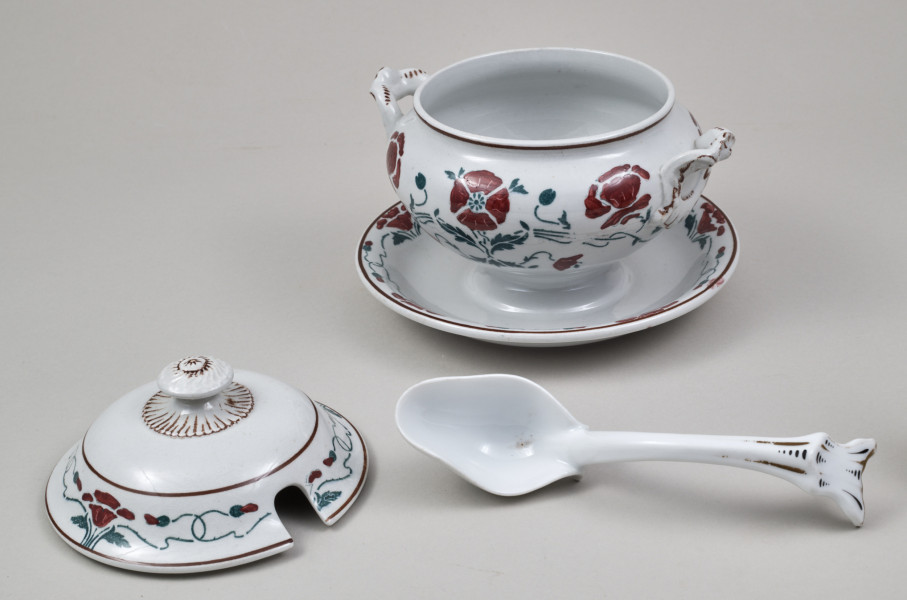 Sosjerka – niewielkie, fajansowe naczynie do sosów, założone na planie koła, składające się z pękatej wazki, jednorodnie połączone z miseczkowatą podstawką w rodzaju spodka i kopulastej pokrywki mającej wcięcie na łyżkę