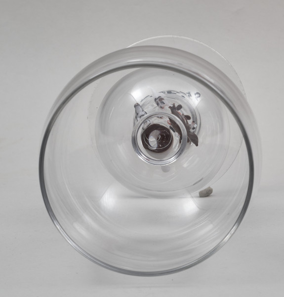 Kielich w typie „Römer”. Posiada półkolistą czaszę z cylindrycznym zwężeniem u góry. Charakterystyczny jest nodus w kształcie kuli. Kielich zakończony jest okrągłą, gładką stopą.