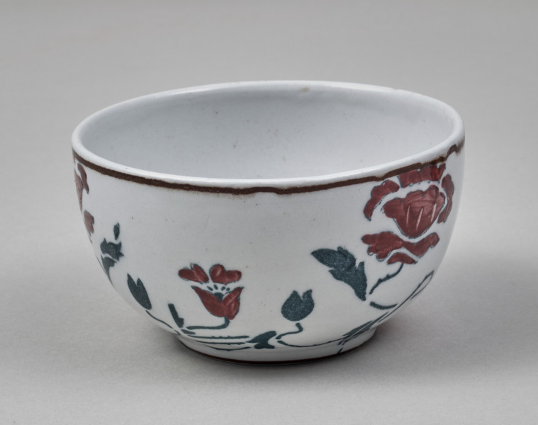 Czarka – mała, fajansowa, półkolista z nieznacznie wyodrębnioną stopką, zdobiona dwubarwnym motywem maków 