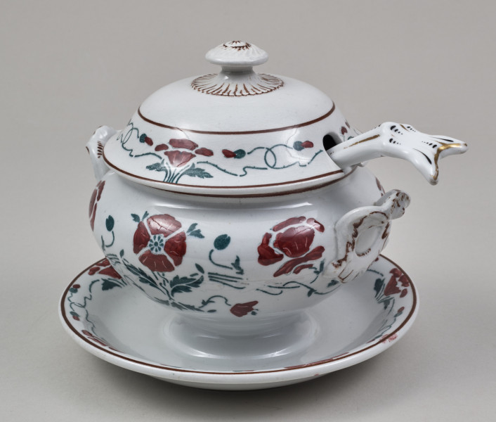 Sosjerka – niewielkie, fajansowe naczynie do sosów, założone na planie koła, składające się z pękatej wazki, jednorodnie połączone z miseczkowatą podstawką w rodzaju spodka i kopulastej pokrywki mającej wcięcie na łyżkę