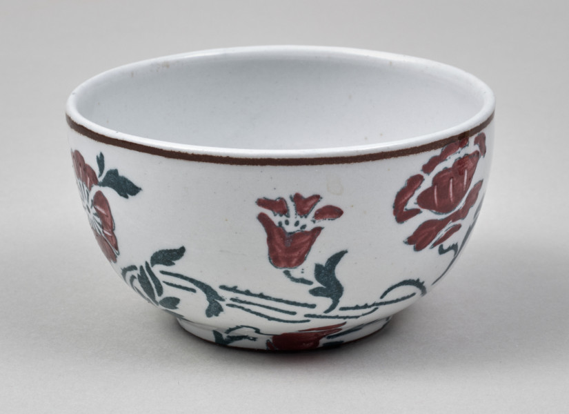 Czarka – mała, fajansowa, półkolista z nieznacznie wyodrębnioną stopką, zdobiona dwubarwnym motywem maków 