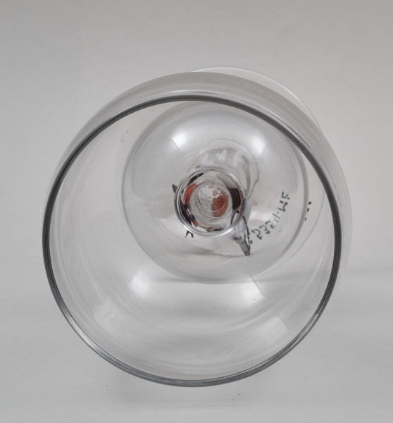 Kielich w typie „Römer”. Posiada półkolistą czaszę z cylindrycznym zwężeniem u góry. Charakterystyczny jest nodus w kształcie kuli. Kielich zakończony jest okrągłą, gładką stopą. Stopa i czara połączone są z nodusem pierścieniami. W nodus wtopiona jest scena myśliwska.