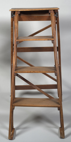 Na zdjęciu znajdują się drewniane, rozkładane schodki biblioteczne.