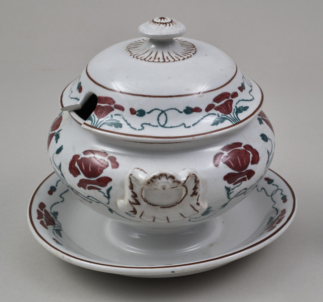 Sosjerka – niewielkie, fajansowe naczynie do sosów, założone na planie koła, składające się z pękatej wazki, jednorodnie połączone z miseczkowatą podstawką w rodzaju spodka i kopulastej pokrywki mającej wcięcie na łyżkę