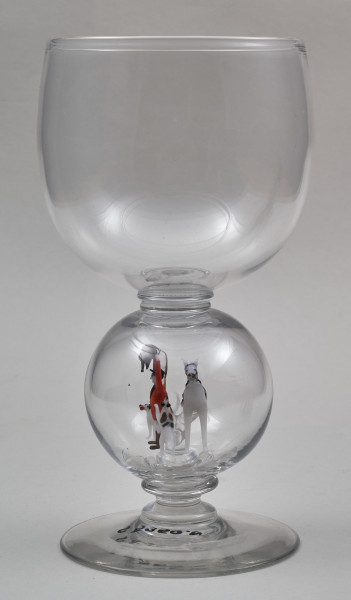 Kielich w typie „Römer”. Posiada półkolistą czaszę z cylindrycznym zwężeniem u góry. Charakterystyczny jest nodus w kształcie kuli. Kielich zakończony jest okrągłą, gładką stopą.