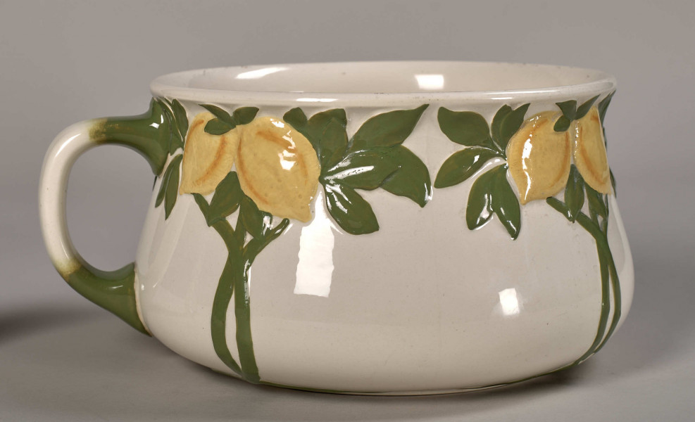 Urynał zdobiony gałązkami i owocami cytryny. Widok na dekoracje z motywem roślinnym