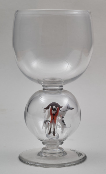 Kielich w typie „Römer”. Posiada półkolistą czaszę z cylindrycznym zwężeniem u góry. Charakterystyczny jest nodus w kształcie kuli. Kielich zakończony jest okrągłą, gładką stopą. Stopa i czara połączone są z nodusem pierścieniami. W nodus wtopiona jest scena myśliwska.