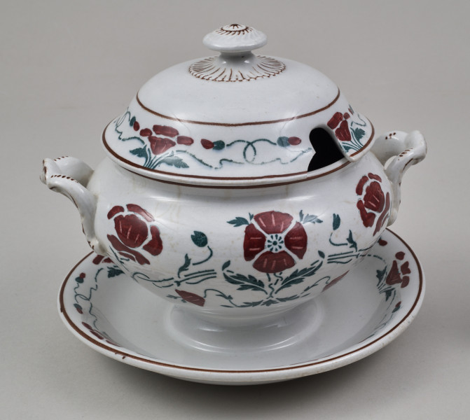 Sosjerka – niewielkie, fajansowe naczynie do sosów, założone na planie koła, składające się z pękatej wazki, jednorodnie połączone z miseczkowatą podstawką w rodzaju spodka i kopulastej pokrywki mającej wcięcie na łyżkę