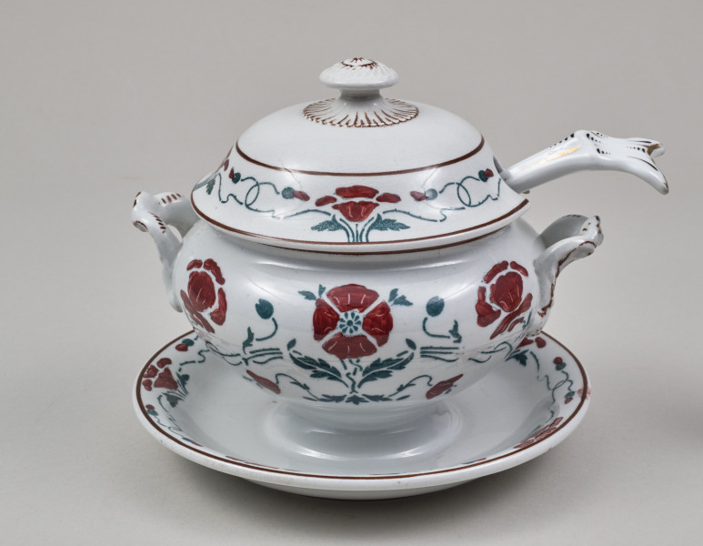 Sosjerka – niewielkie, fajansowe naczynie do sosów, założone na planie koła, składające się z pękatej wazki, jednorodnie połączone z miseczkowatą podstawką w rodzaju spodka i kopulastej pokrywki mającej wcięcie na łyżkę