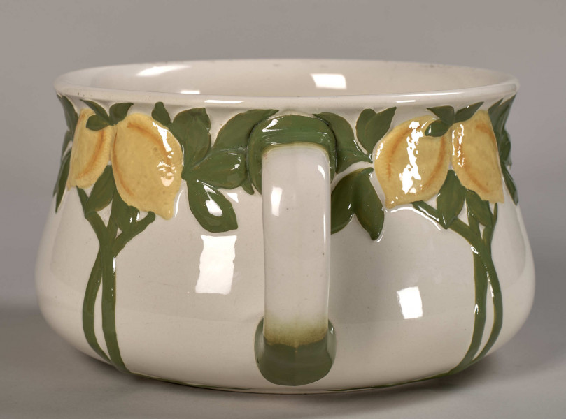 Urynał zdobiony gałązkami i owocami cytryny. Widok na dekoracje z motywem roślinnym