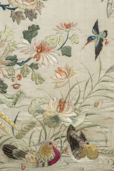 Na jedwabiu haftowana para kaczek pływających w wodzie wśród lotosów. Powyżej chryzantemy i koliber.
