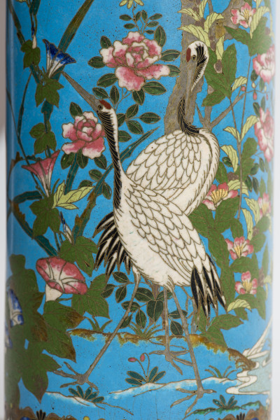 Fragment cylindrycznego wazonu, na którym para żurawi wśród kwitnących peonii i powoju.
