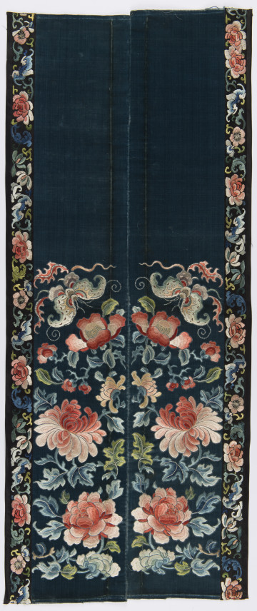 Front niewielkiego wazonika z peoniami, chryzantemami.
